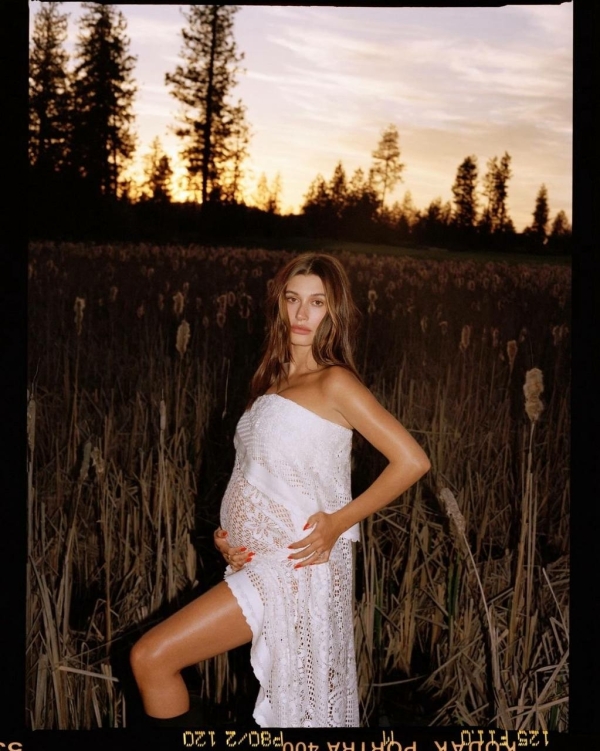 Хейли Бибер поделилась новой беременной съемкой