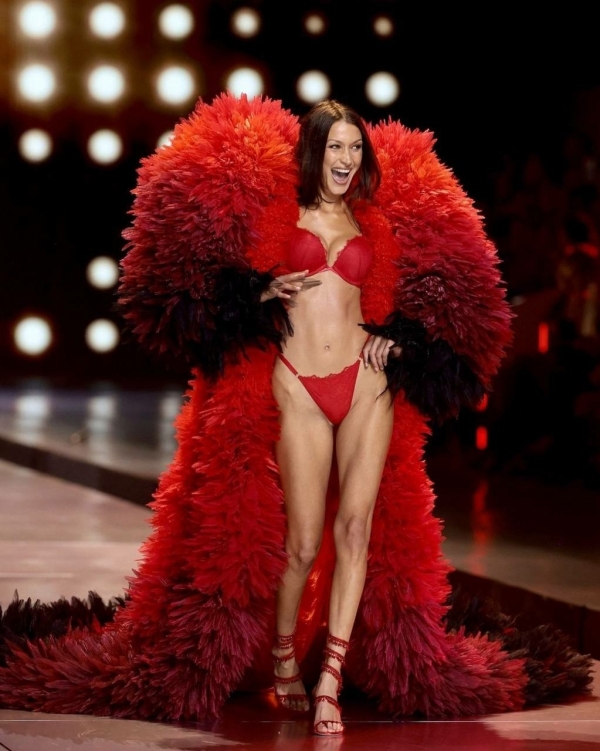 Ангелы Victoria’s Secret снова на подиуме после