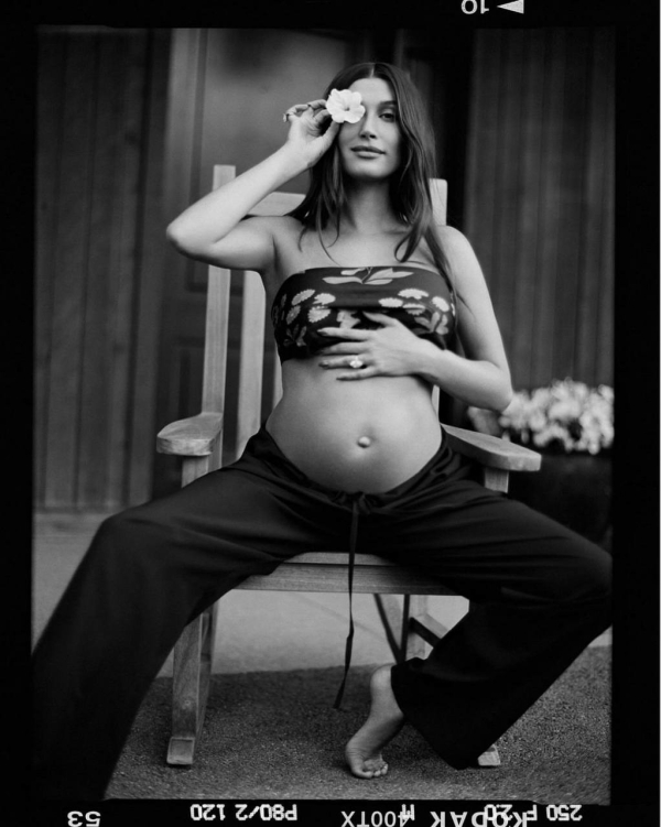 Хейли Бибер поделилась новой беременной съемкой