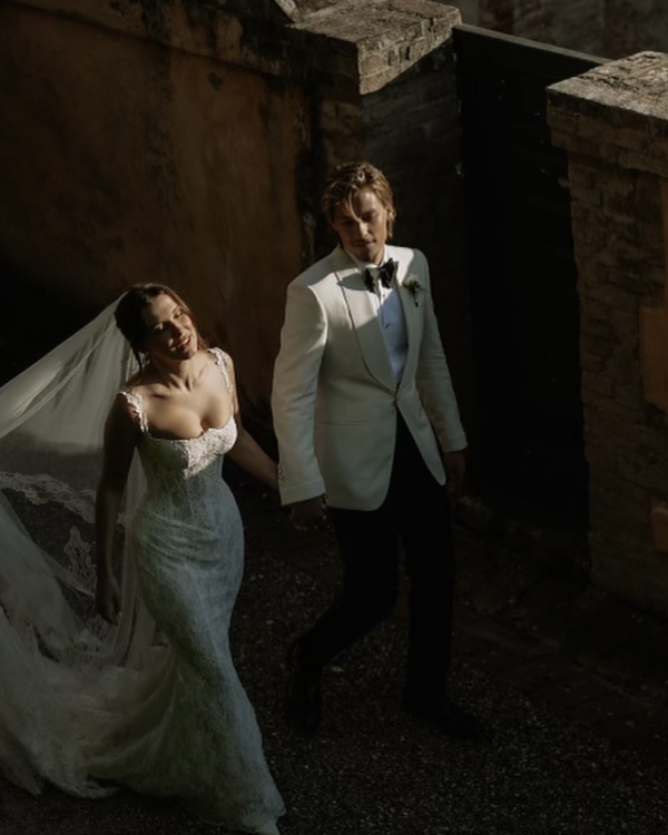 История любви Милли Бобби Браун и Джейка