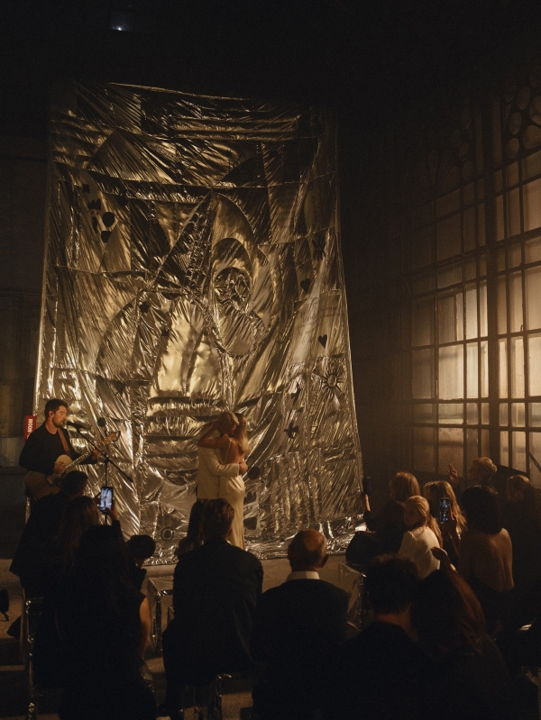 Заброшенный дворец и «несвадебная» программа: внутри свадьбы