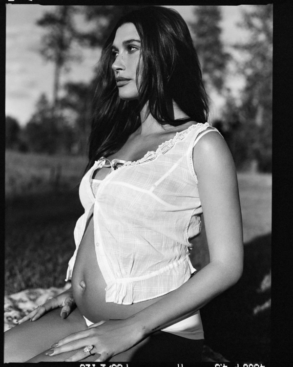 Хейли Бибер поделилась новой беременной съемкой