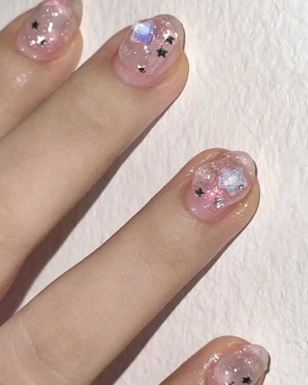 Идеи маникюра на Новый год 2025