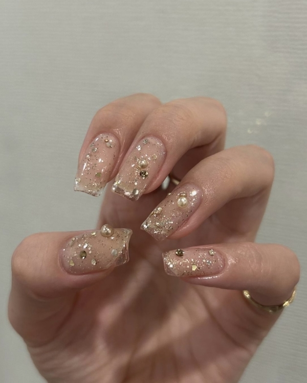 Идеи маникюра на Новый год 2025