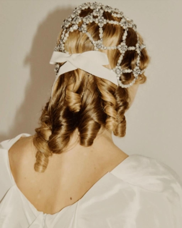 Легким движением руки. Укладки, которые визуально стройнят