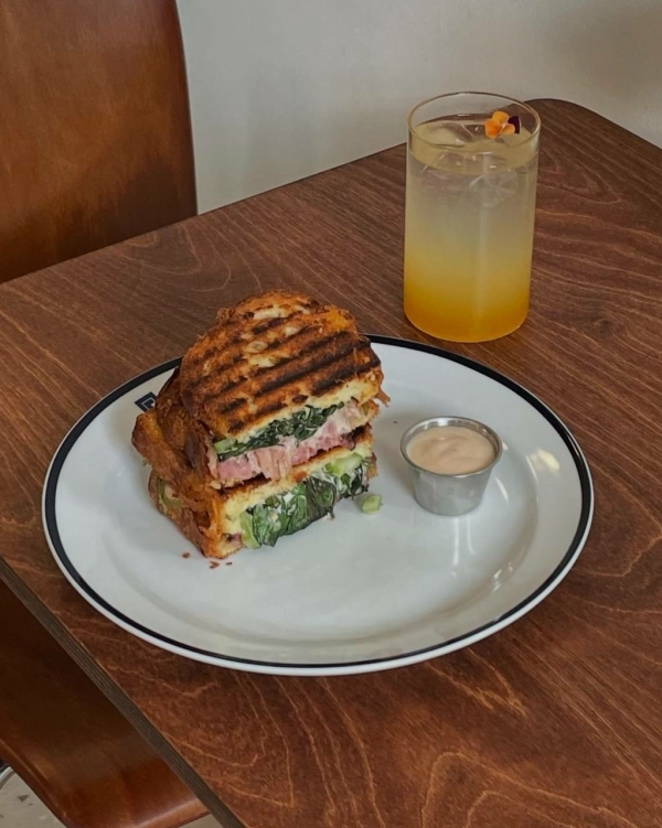 Начинаем день красиво. Где позавтракать в Петербурге?