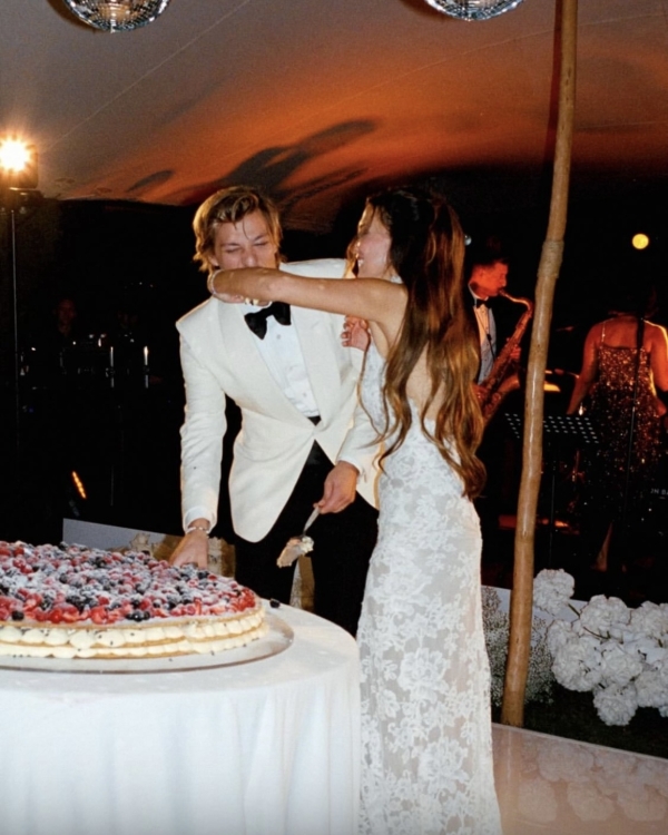 История любви Милли Бобби Браун и Джейка