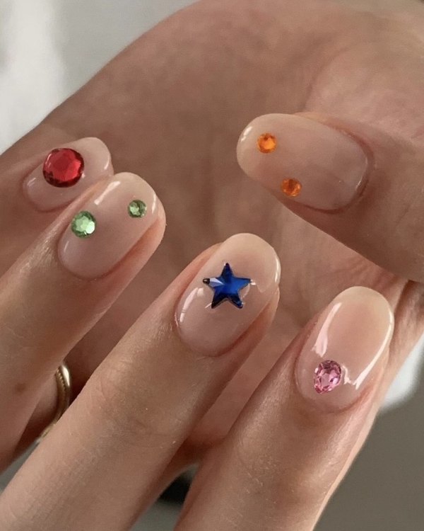 Идеи маникюра на Новый год 2025