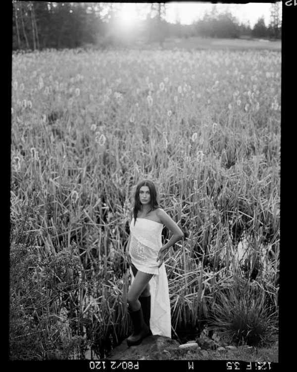 Хейли Бибер поделилась новой беременной съемкой