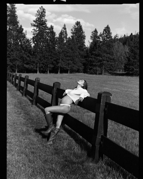 Хейли Бибер поделилась новой беременной съемкой