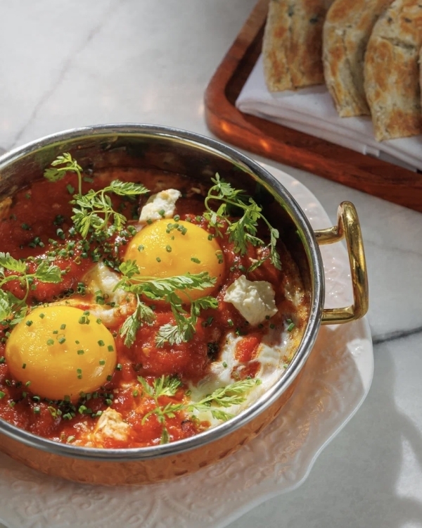 Закупаемся искусством на Cosmoscow, пробуем моллюсков в