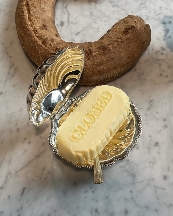 На хлеб намажешь. Как оформить масло в