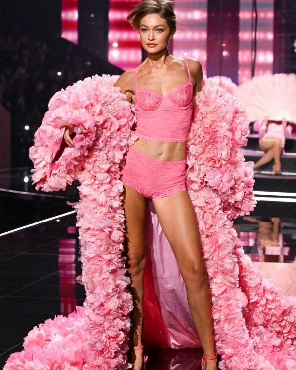 Ангелы Victoria's Secret снова на подиуме! Каким