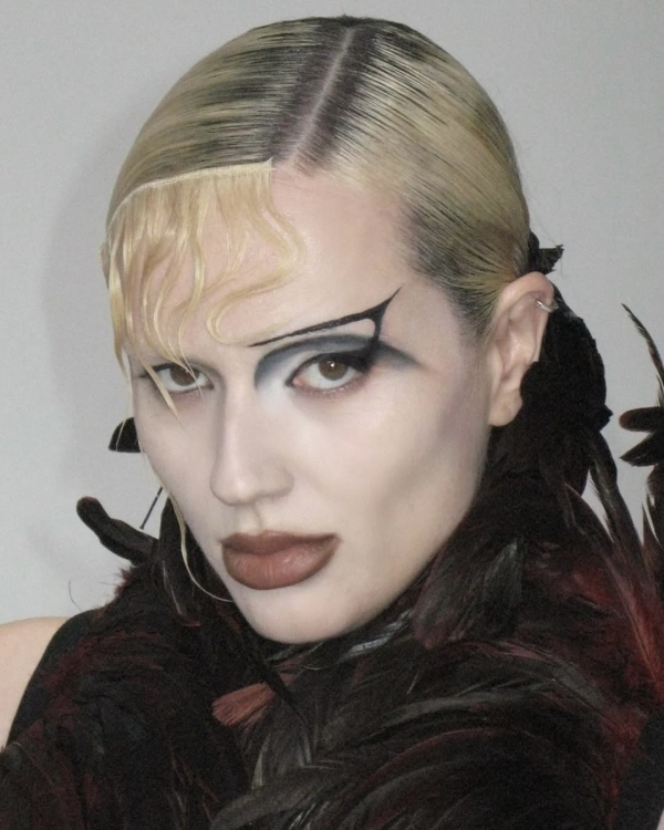 Страшно красивый макияж на Хэллоуин-2025