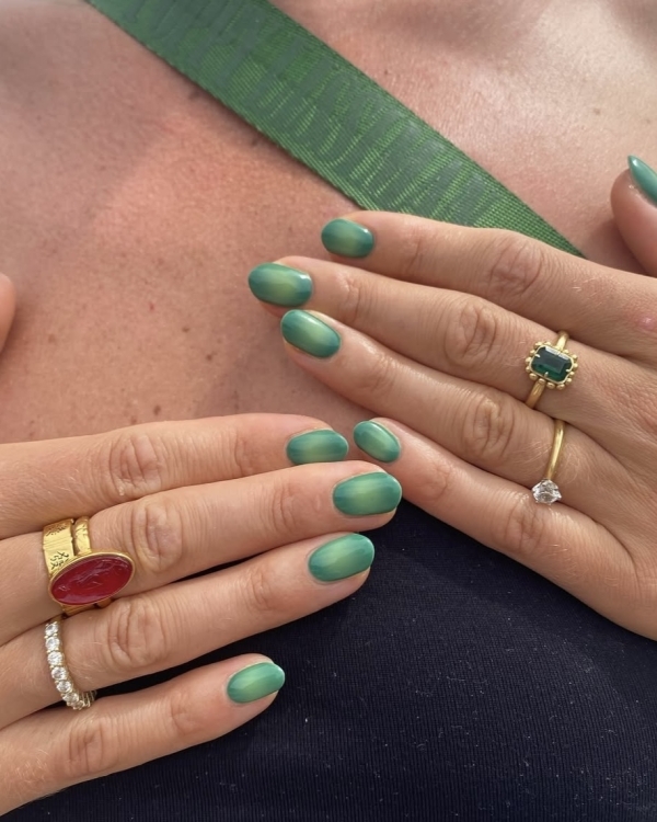 Идеи маникюра на Новый год 2026