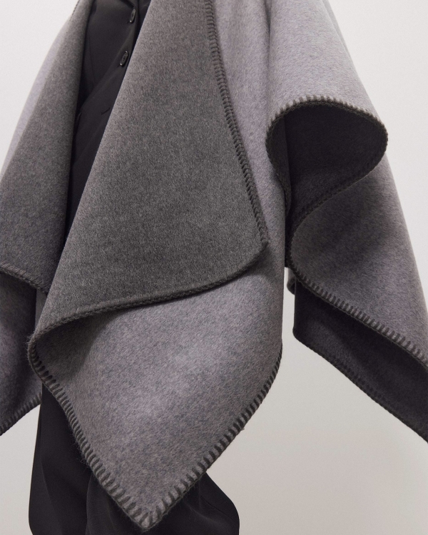 Кейп — в коллекциях Dior, Toteme и