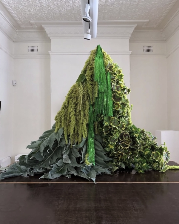 В каких цветах украшать дом на Новый