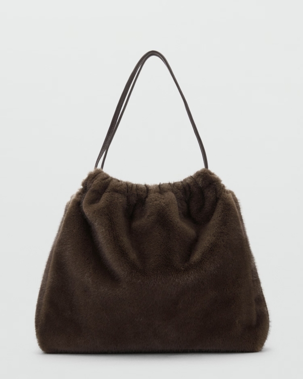 Мех — самый модный материал этой осени.