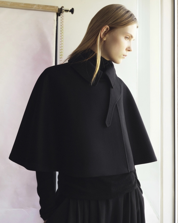 Кейп — в коллекциях Dior, Toteme и