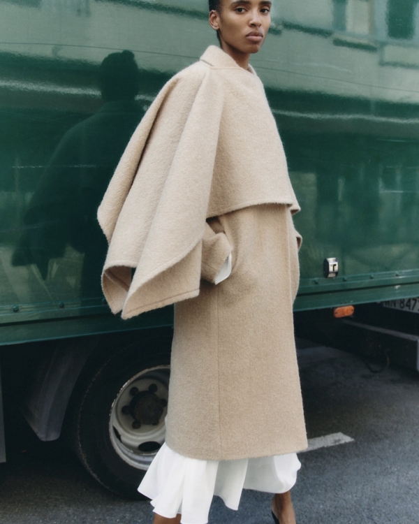 Кейп — в коллекциях Dior, Toteme и