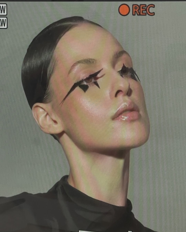 Страшно красивый макияж на Хэллоуин-2025