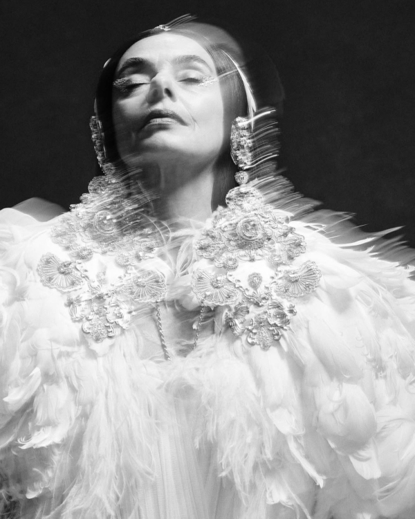 Вашу маму и там и тут показывают.