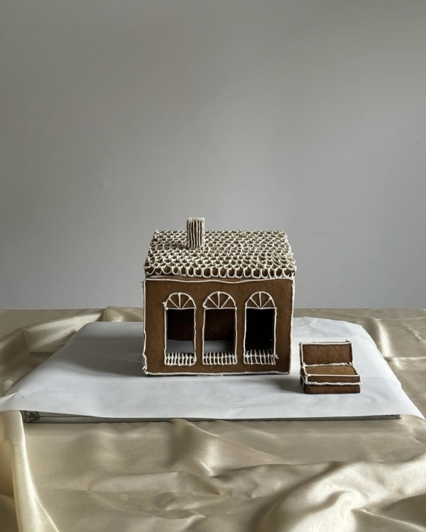 В каких цветах украшать дом на Новый