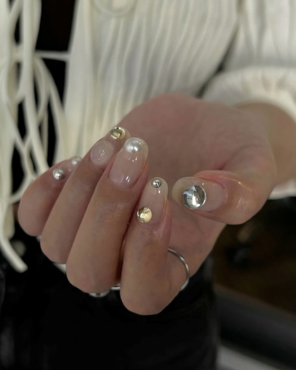 Идеи маникюра на Новый год 2026