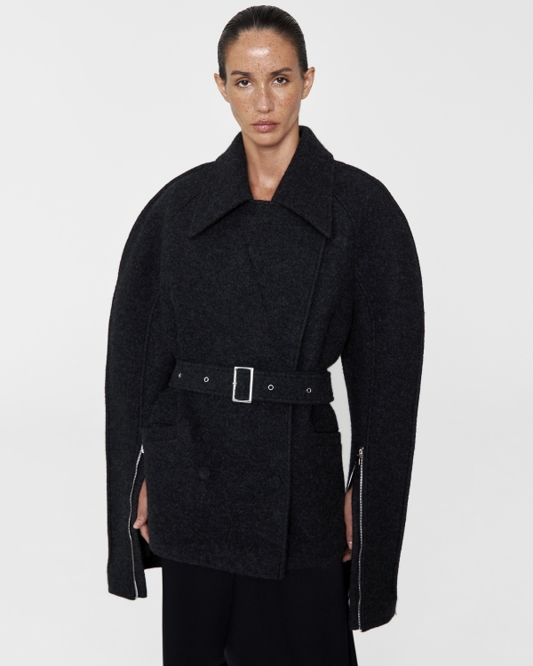 Кейп — в коллекциях Dior, Toteme и