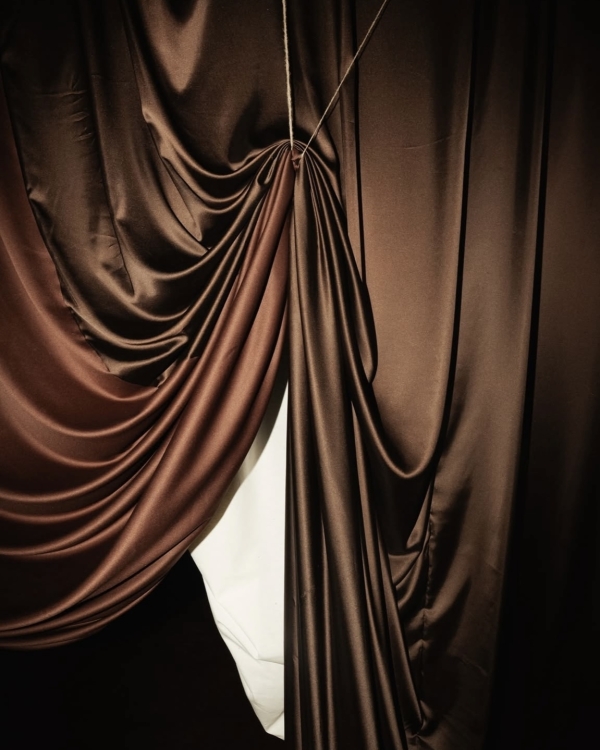 В каких цветах украшать дом на Новый