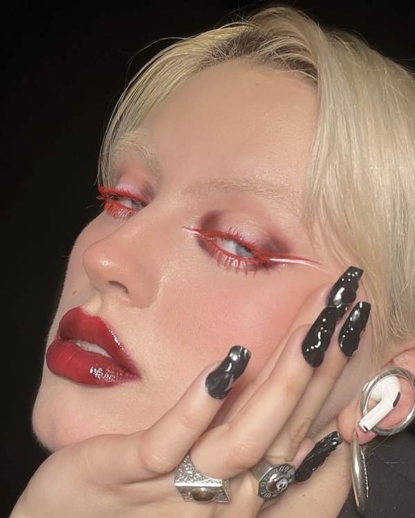 Кому доверяют свой макияж селебрити и модные