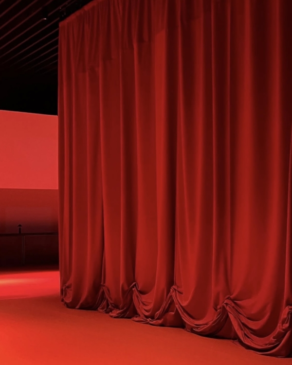 В каких цветах украшать дом на Новый