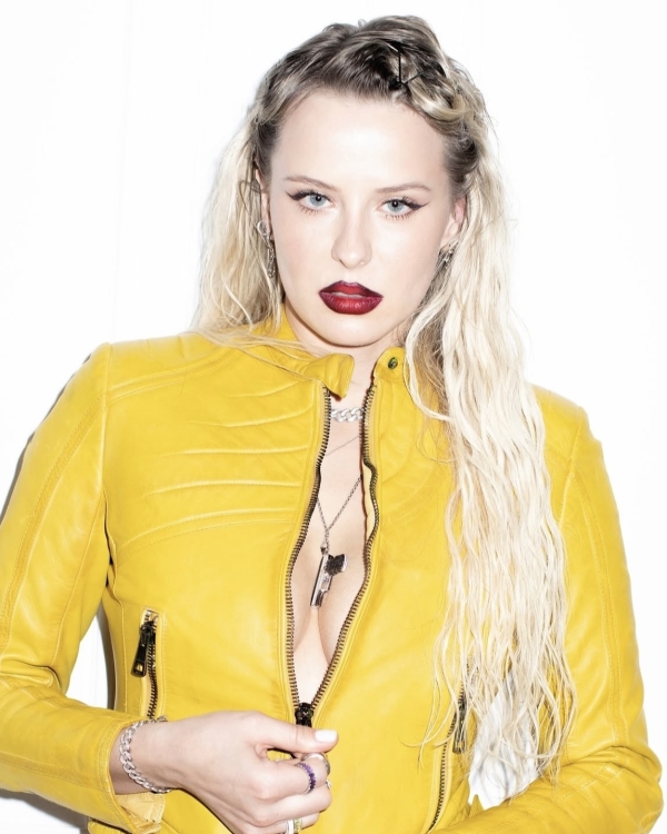 Кому доверяют свой макияж селебрити и модные