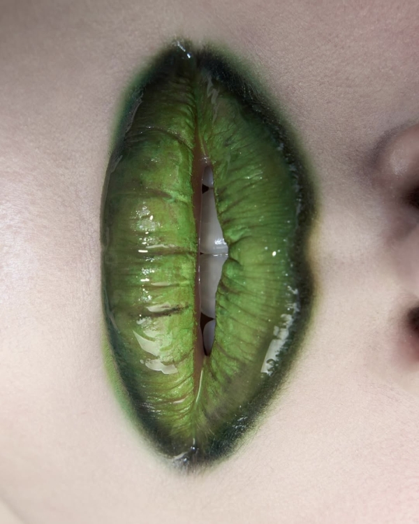 Страшно красивый макияж на Хэллоуин-2025