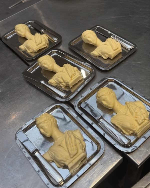 На хлеб намажешь. Как оформить масло в