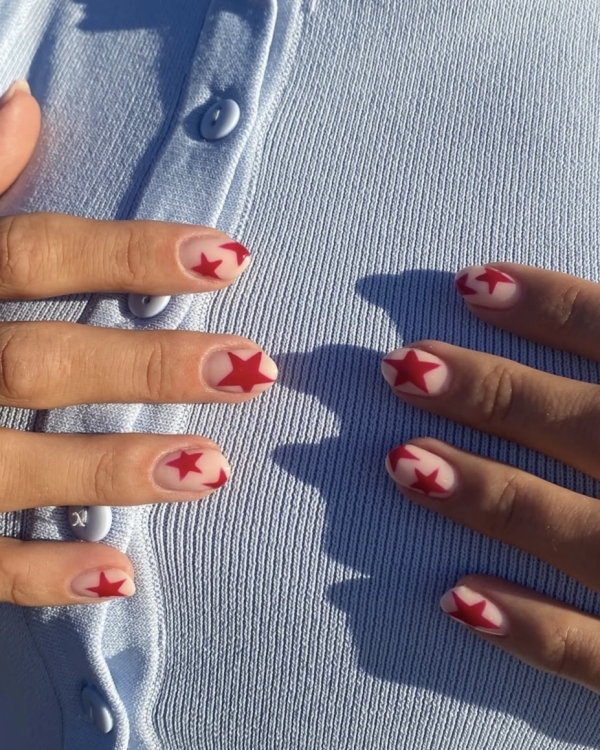 Идеи маникюра на Новый год 2026