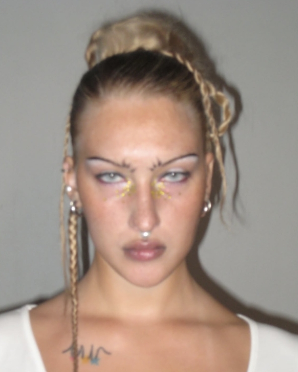 Кому доверяют свой макияж селебрити и модные