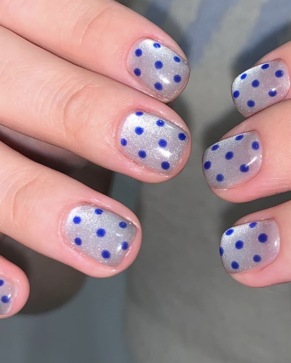 Идеи маникюра на Новый год 2026