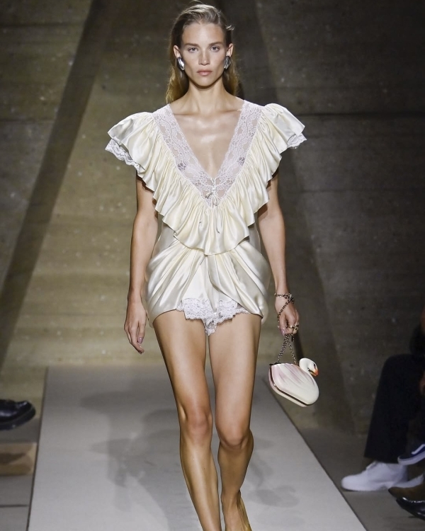 Невеста Chanel, Balenciaga, Dior. Какими свадебными образами