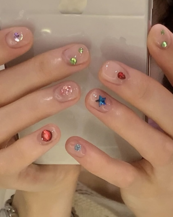 Идеи маникюра на Новый год 2026