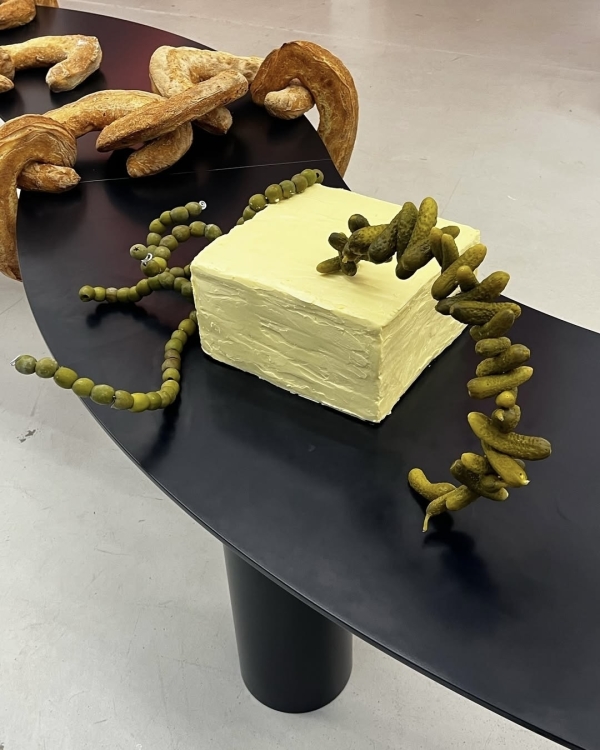 На хлеб намажешь. Как оформить масло в