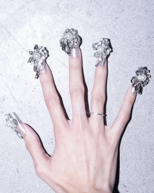 Идеи маникюра на Новый год 2026