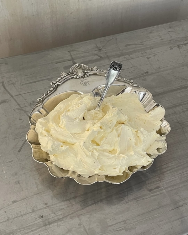 На хлеб намажешь. Как оформить масло в