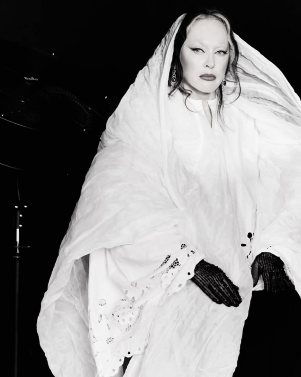 Кому доверяют свой макияж селебрити и модные