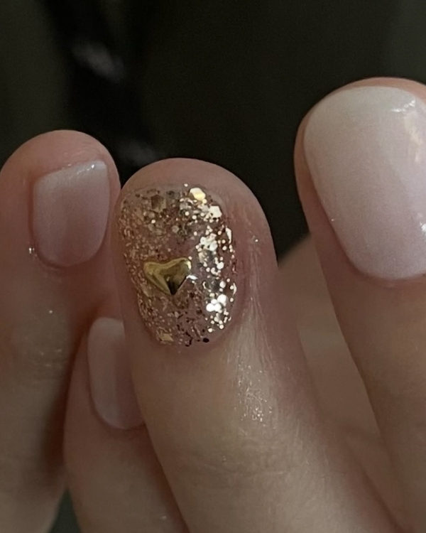 Идеи маникюра на Новый год 2026