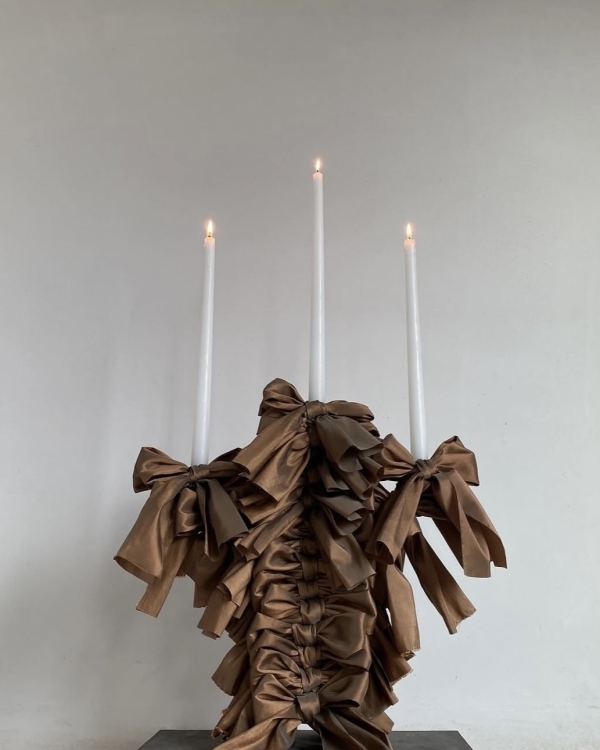 В каких цветах украшать дом на Новый