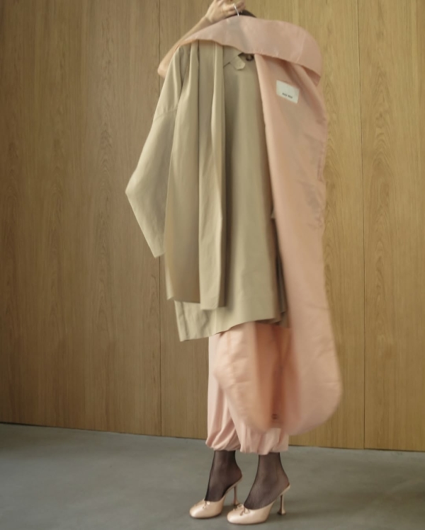 Кейп — в коллекциях Dior, Toteme и