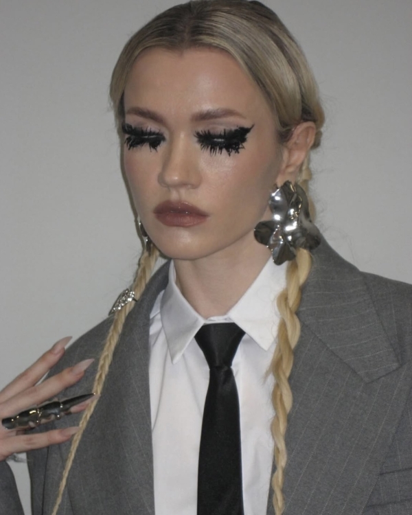 Кому доверяют свой макияж селебрити и модные