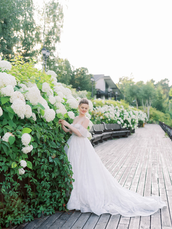 «Изумрудная» свадьба Андрея и Полины на берегу