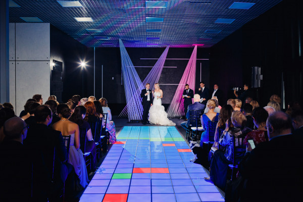 Неоновая свадьба Марии и Павла в дизайн-отеле